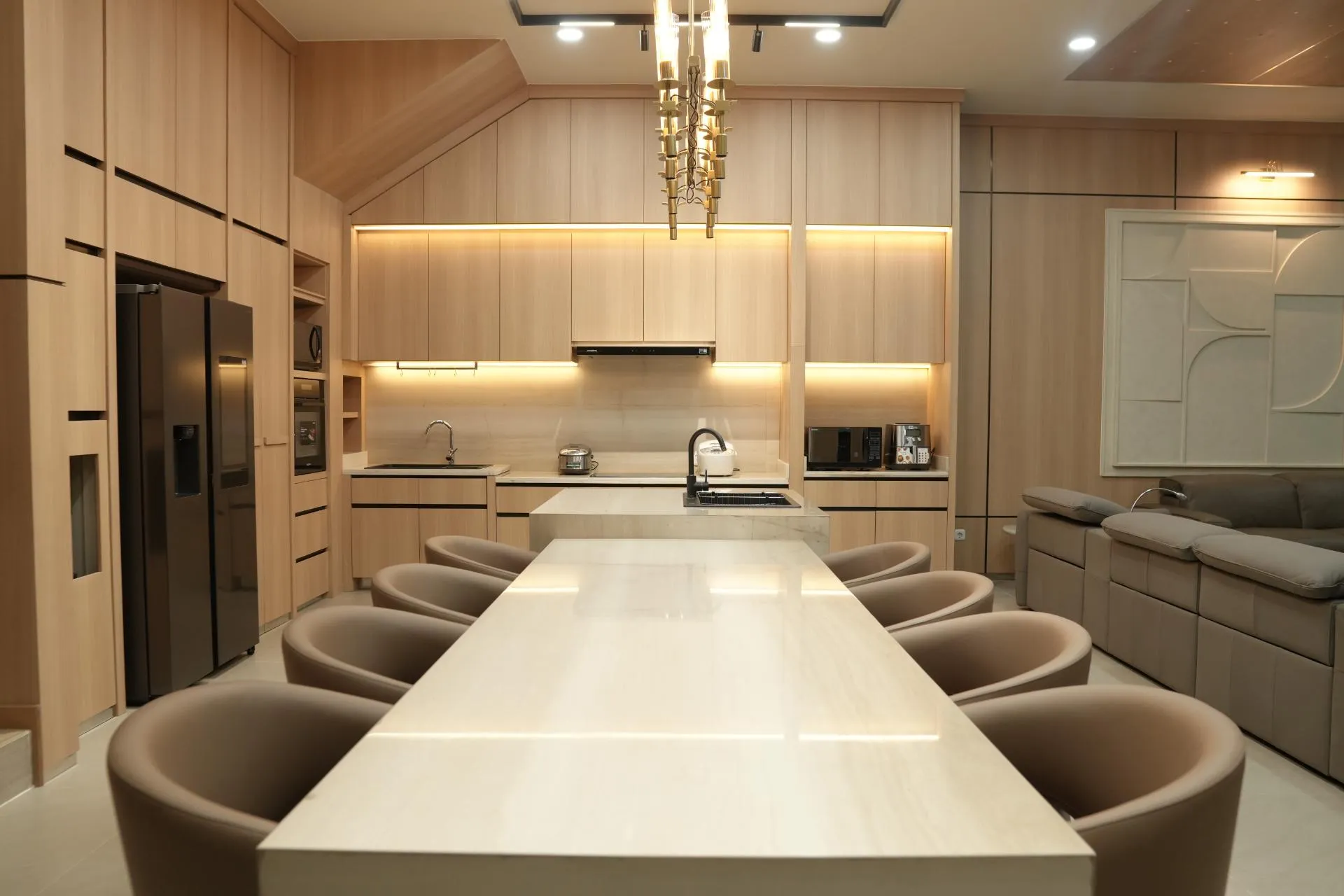Dapur dengan meja island panjang dan lemari built-in menyesuaikan plafon miring